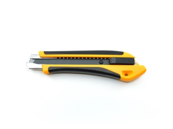 Cuter 18 mm bicomponente en abs + tpr autobloqueo, hoja: sk2