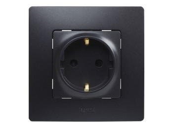 Base enchufe 2p+t empotrar negro serie niloe legrand
