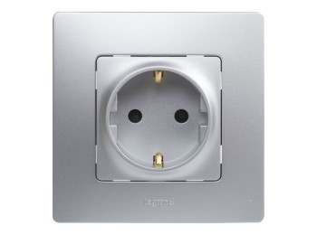 Base enchufe 2p+t empotrar plata serie niloe legrand