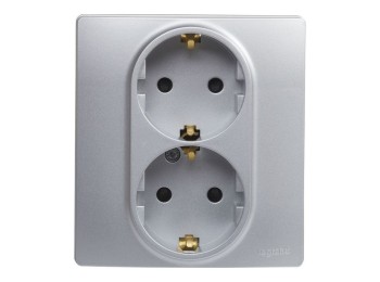 Base enchufe doble 2p+t plata serie niloe legrand